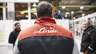 Linde-medarbetare bär Linde-logotypen på sin jacka