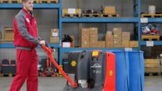 Låglyftare T20 från Linde Material Handling Man med låglyftare T20 från Linde Material Handling