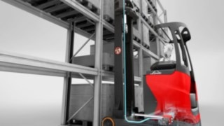 Linde Material Handling presenterar nytt intelligent förarstödsystem för skjutstativtruckar.