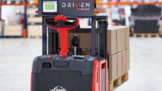 Den nyligen lanserade robot-staplaren Linde L-MATIC L HP och robot-dragtrucken Linde P-MATIC