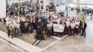 Firande av produktionen av 111 111:e eldrivna motviktstrucken från Linde Material Handling Linde Material Handling firar produktionen av den 111 111:e eldrivna motviktstrucken.
