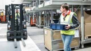 Linde Safety Guard varnar truckförare och fotgängare. Linde Safety Guard varnar truckförare och fotgängare.