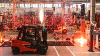 Linde Material Handling har under åren tagit emot en mängd priser och utmärkelser. En motviktstruck från Linde Material Handling firas