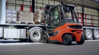 Dieseltrucken lastar av en lastbil Nya dieseltruck H20 lastar av en lastbil