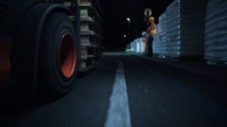 Video om den innovativa varningsvästen från Linde Material Handling Den interaktiva varningsvästen från Linde varnar truckförare och fotgängare i risksituationer.