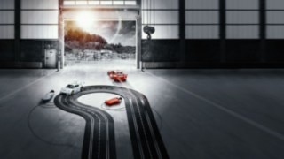 Med den nya serien elektriska motviktstruckar X20 – X35 finns det inte längre några gränser för eldrivna truckar. Slotcar-bana i en lagerhall