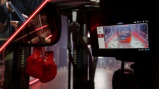 Förarhytten i en elektriskt motviktstruck från Linde, med integrerad display Förarhytten i en elektriskt motviktstruck från Linde, med integrerad display