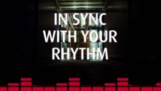 Vy från en lastyta för lastbilar på ett lager med pallar och hyllor