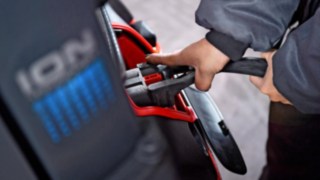 Lindes återvinning av litiumjonbatterier är kostnadsfri som en del av avtalet om avfallshantering. Lindes elektriska motviktstruck E16 under lastning