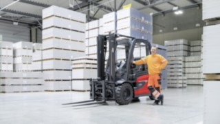 På grund av bristen på kvalificerad arbetskraft är det extra viktigt att positionera sig som attraktiv arbetsgivare. En man lutar sig på en truck i en lagerhall