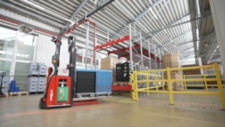 En Linde L-MATIC HD lastar ett transportband. En Linde L-MATIC HD lastar ett transportband.