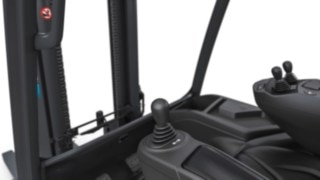 Linde Steer Control är inbyggd i den vänstra armstödet, så att underarmen vilar bekvämt på armstödet. Linde Steer Control-joystick