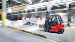 Den elektriska motviktstrucken E30 med Linde Steer Control i arbete hos WDI Hamm. Den elektriska motviktstrucken E30 från Linde Material Handling med Linde Steer Control