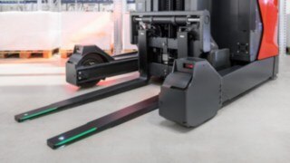 Det gröna ljuset från Linde Material Handling får gafflarna att lysa grönt – för optimal säkerhet. Grönt ljus på gafflarna till en truck från Linde Material Handling