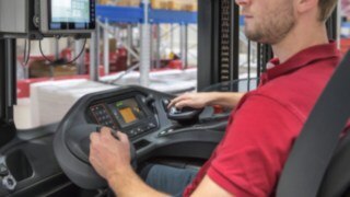 Multifunktionsjoystickens styrning bidrar till exakta, säkra manövrer och hjälper till att förebygga olyckor. En medarbetare använder multifunktionsjoysticken i en truck från Linde Material Handling