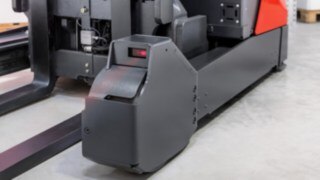 Rack Protection Sensor från Linde Material Handling bromsar skjutstativtrucken automatiskt framför hyllor. Rack Protection Sensor från Linde Material Handling
