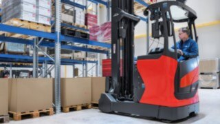 Med Lindes multifunktionsjoystick kan man styra alla centrala styrfunktioner hos skjutstativtruckarna i 1120-serien med en hand. En medarbetare packar in varor i en truck från Linde Material Handling