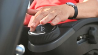 Manövreringskonceptet Linde Steer Control finns tillgängligt som miniratt eller joystick. Linde Steer Control-miniratt