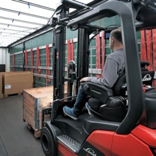 En truck från Linde MH lastar en lastbil