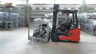 En grupp personer analyserar arbetsmiljön i en logistikhall.