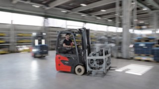 Perfekt för trånga miljöer i lager eller produktion: E14 – E20 från Linde. E14 i arbete.