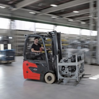 Perfekt för trånga miljöer i lager eller produktion: E14 – E20 från Linde. E14 i arbete.