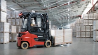 E14 – E20 och Xi10 – Xi20 förenar effektstyrka, kompakthet och flexibilitet med ekonomi, ergonomi och uppkopplingsmöjlighet. Den elektriska motviktstrucken Xi20 transporterar varor på lagret.