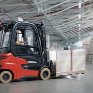 E14 – E20 och Xi10 – Xi20 förenar effektstyrka, kompakthet och flexibilitet med ekonomi, ergonomi och uppkopplingsmöjlighet. Den elektriska motviktstrucken Xi20 transporterar varor på lagret.