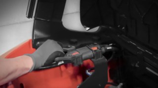 Med hållbara energisystem är truckarnas drift helt fria från CO2-utsläpp. Arbetare lastar en eldriven truck från Linde