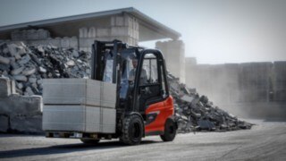 Lindes elektriska motviktstruck X35 är lika kraftfull som en dieseldriven motsvarighet. Lindes elektriska motviktstruck X35 är lika kraftfull som en dieseldriven motsvarighet.