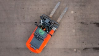 De tunga eltruckarna är lika pålitliga som sin motsvarighet med förbränningsmotor. Eltruck för tung last från Linde Material Handling i arbete.