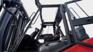 De stora glasrutorna gör att truckföraren har bästa möjliga uppsikt över omgivningarna. God sikt runtom tack vare stora glasytor på Lindes tunga truckar E100-E180.