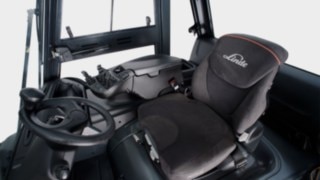 Maximal komfort och sunda arbetsförhållanden för föraren. Vy över den bekväma sittställningen i E100 – E180-serien.