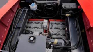 Den trådlösa dataöverföringen gör att truckarna kan integreras i fleet management-systemet. Vy av innanmätet på eltruckarna för tung last från Linde Material Handling.