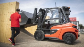 Den nya dieseltrucken H50 från Linde på the World of Material Handling 2022.