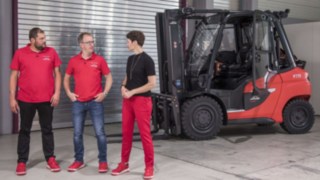 Kimsy lär sig allt om Lindes nya dieseltruck H50 på WoMH 2022.