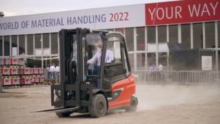 En besökare på World of Material Handling 2022 testar E30 från Linde