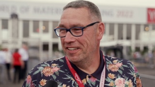 En besökare på WoMH pratar om Linde Steer Control