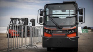 Intervju med Philippe de Castro om tunga dragtruckar från Linde Material Handling. Tunga dragtruckar i arbete på World of Material Handling 2022.