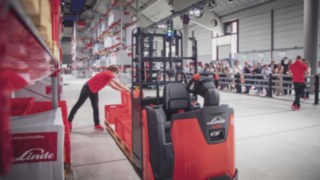 Luis och Kimsy utforskar allt inom orderplockning på WoMH 2022. Luis och Kimsy utforskar allt inom orderplockning på World of Material Handling.