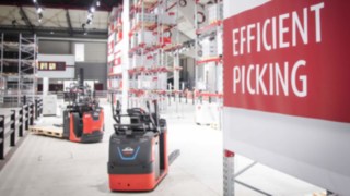 Kimsy och Luis bekantar sig med Lindes portfölj av renoverade plocktruckar på WoMH 2022.