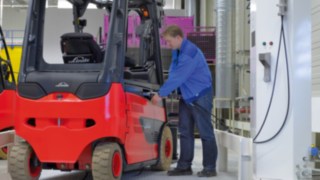 Medarbetare lastar en motviktstruck från Linde Material Handling