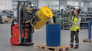 Medarbetare kör en fjärrstyrd och explosionssäker ledstaplare från Linde Material Handling