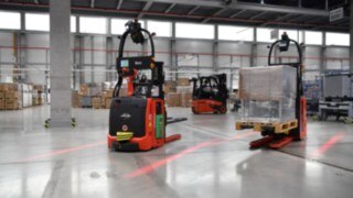 Den automatiserade trucken L-MATIC från Linde Material Handling lastar säkert och effektivt av Den automatiserade trucken L-MATIC från Linde Material Handling