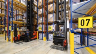 Smalgångstruckarna från Linde Material Handling hos LINHARDT