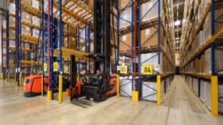 Kombitrucken K från Linde ger hög hanteringskapacitet i LINHARDTS höglager. Kombitrucken K från Linde Material Handling i arbete hos LINHARDT