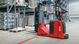 En automatiserad ledstaplare från Linde Material Handling i arbete.