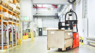 L-MATIC från Linde Material Handling klarar laster på upp till 1 200 kilo. L-MATIC från Linde Material Handling i arbete i ett lager