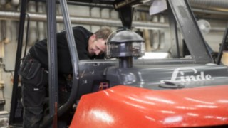 Tekniker utför truckservice Tekniker utför truckservice