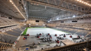 Hyrtruckar arbetar på Tele2 Arena